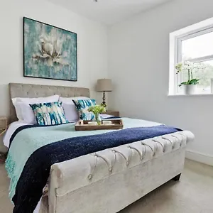 Amazing 3 Bed Interior Designed House With Garden - 114 The Hervey London