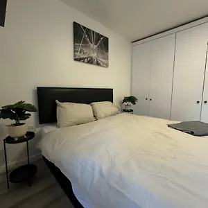Spacious 3 Bedroom Home, With Private Driveway 5 Minutes From Excel Centre & Custom House London